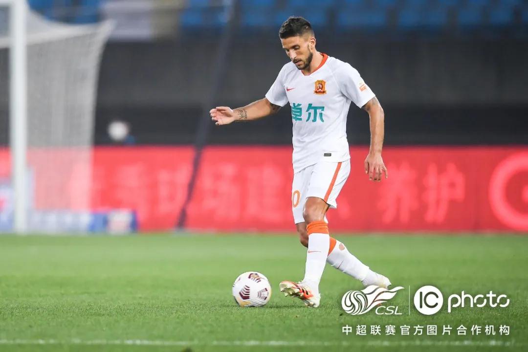 أعلن نادي الاتحاد تعاقده مع فابينيو لاعب ليفربول والمنتخب البرازيلي